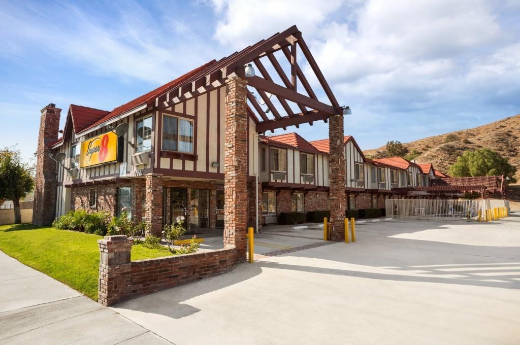 Super 8 By Wyndham Santa Clarita/Valencia Motel Exterior photo