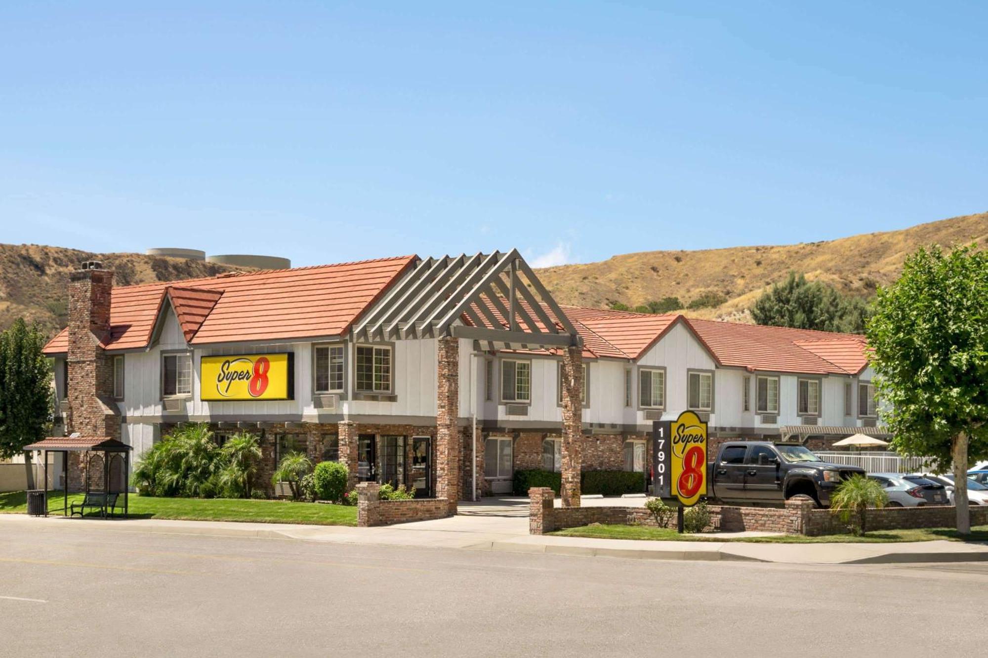 Super 8 By Wyndham Santa Clarita/Valencia Motel Exterior photo