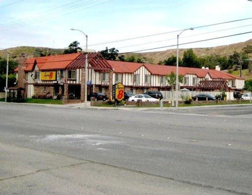 Super 8 By Wyndham Santa Clarita/Valencia Motel Exterior photo